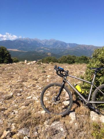 Castelnou Gite Le Chalet Des Milles Et Un Chemins מראה חיצוני תמונה